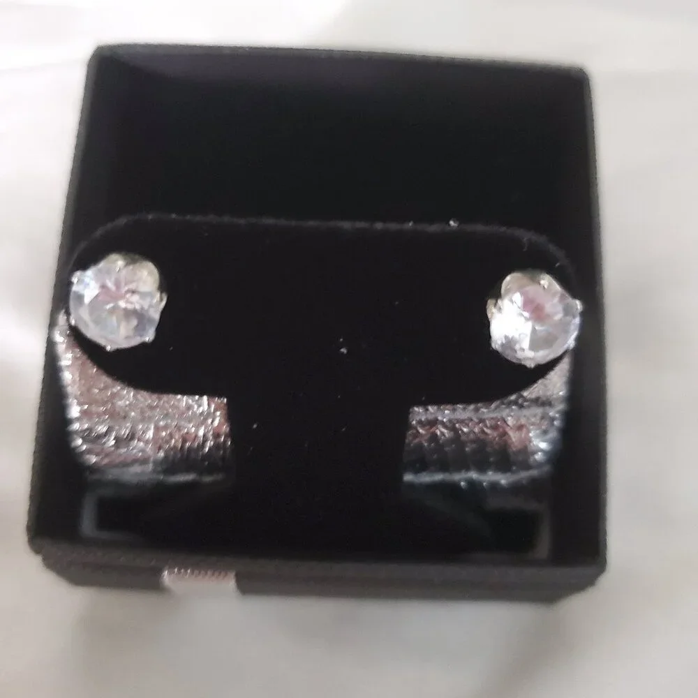 Beautiful stud earrings - Picture 3 of 4